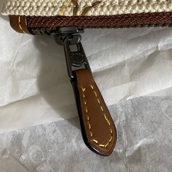 Coach Large Gummy Bear Logo Clutch Cover New Gift - Picture 5 of 9